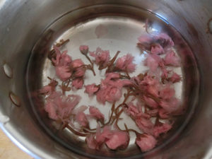 3.また桜の花の塩漬けのしょっぱい風味は、すし飯との相性も抜群です。