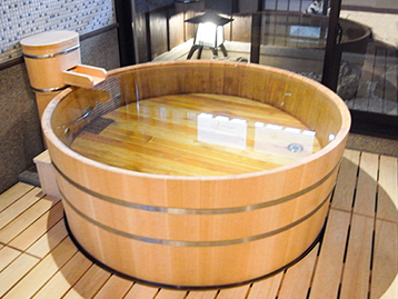 Barrel type wooden bath