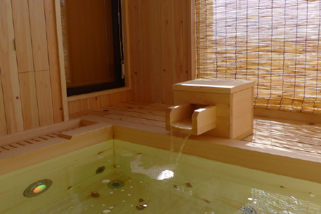木の湯口で浴室空間を演出