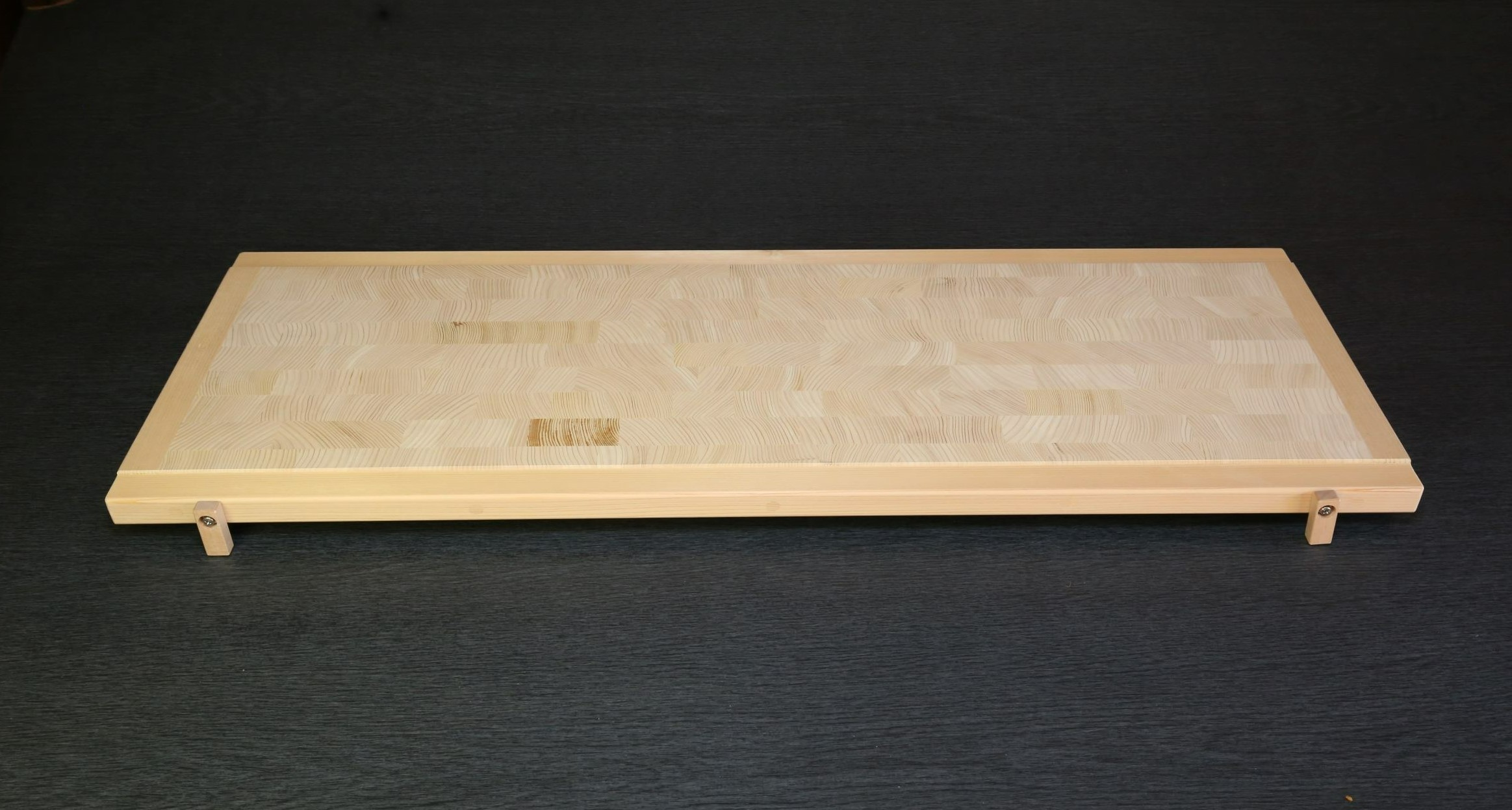 木曽椹(さわら)の角材を小口切りにして、その切り口を合わせた寄せ木づくりのまな板。長く使用しても減りが少なく、弾力性があります。 蕎麦切り面が100㎝×36㎝の少し大きめなサイズでプロ仕様の広さです。