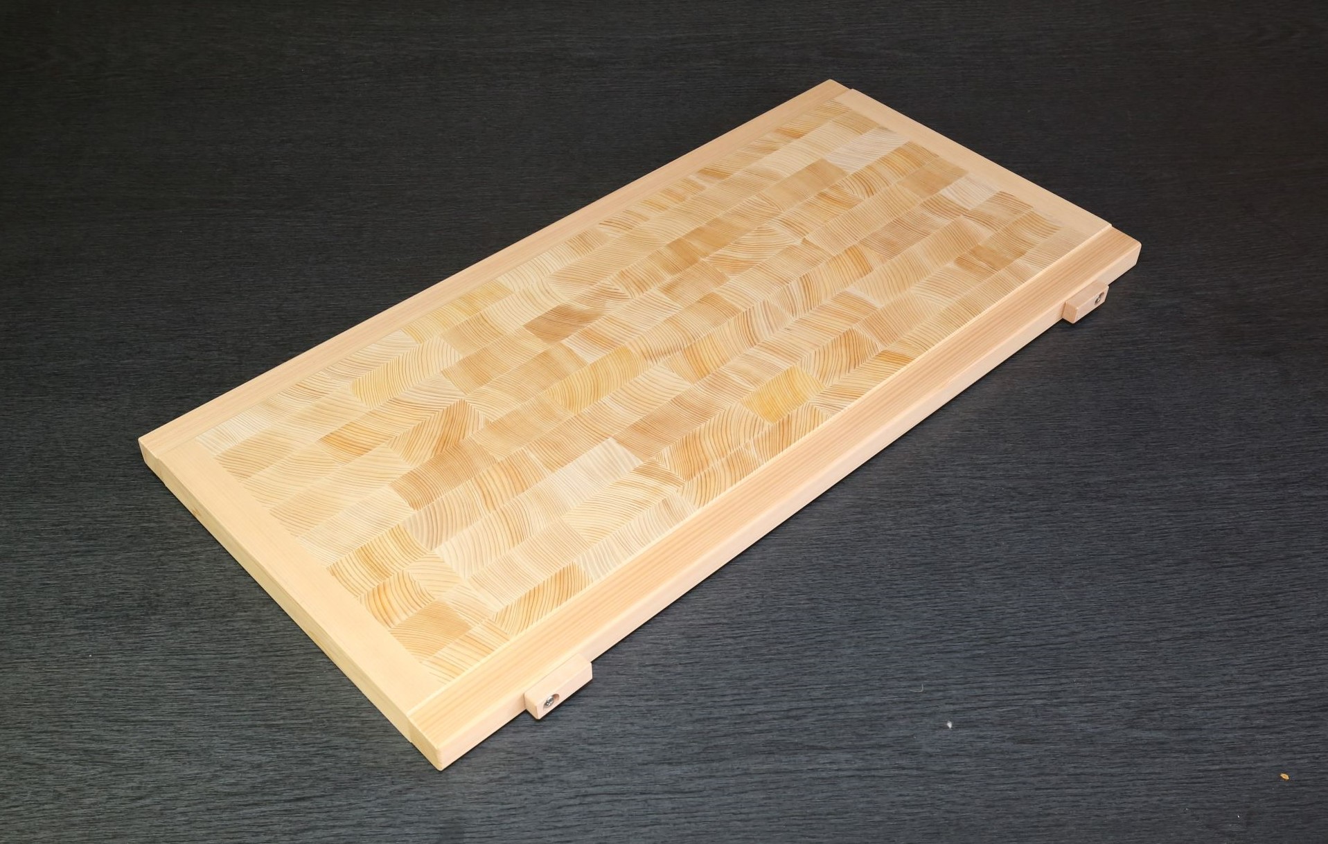 木曽椹(さわら)の角材を小口切りにして、その切り口を合わせた寄せ木づくりのまな板。長く使用しても減りが少なく、弾力性があります。